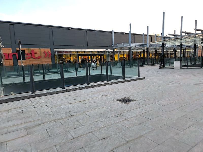 IVREA - Fallisce il furto al Bennet, dà di matto e lancia cocci di bottiglia contro clienti e personale del supermercato