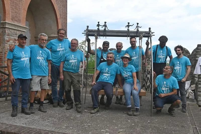 RIVAROLO CANAVESE - L'altalena dei Biautagambe realizzata dai «Fabbri nell’anima» ha conquistato tutti - FOTO
