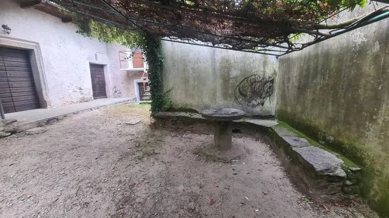 BORGOFRANCO D’IVREA - Grigliata di ferragosto utilizzando pietre e anfratti dei Balmetti come barbecue: caccia ai vandali - FOTO