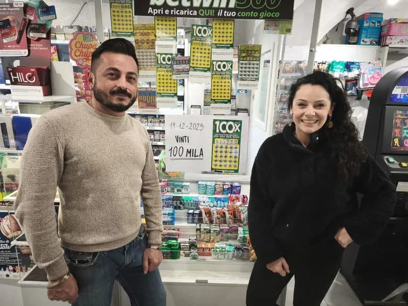 CASTELLAMONTE - Vinti 100 mila euro: la Dea Bendata ha fatto tappa alla tabaccheria di Dalia ed Ermanno Mingrone - FOTO