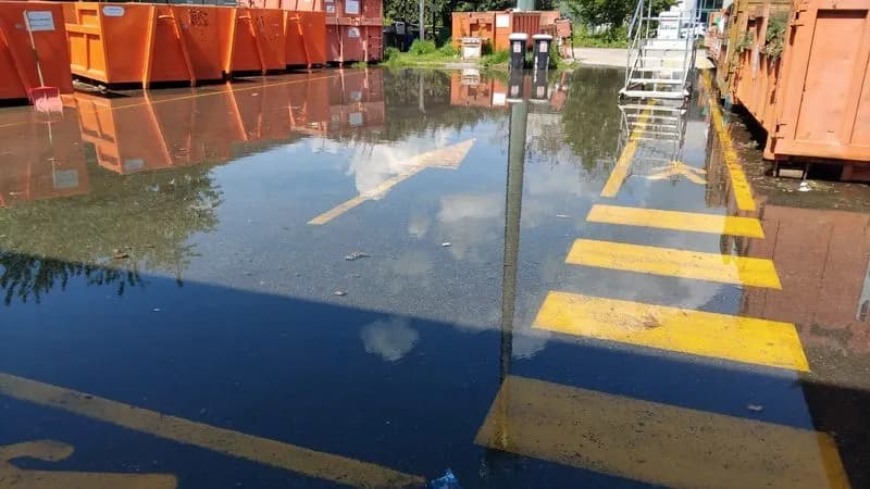 LEINI - Veicolo abbatte un idrante: chiuso e allagato l'ecocentro