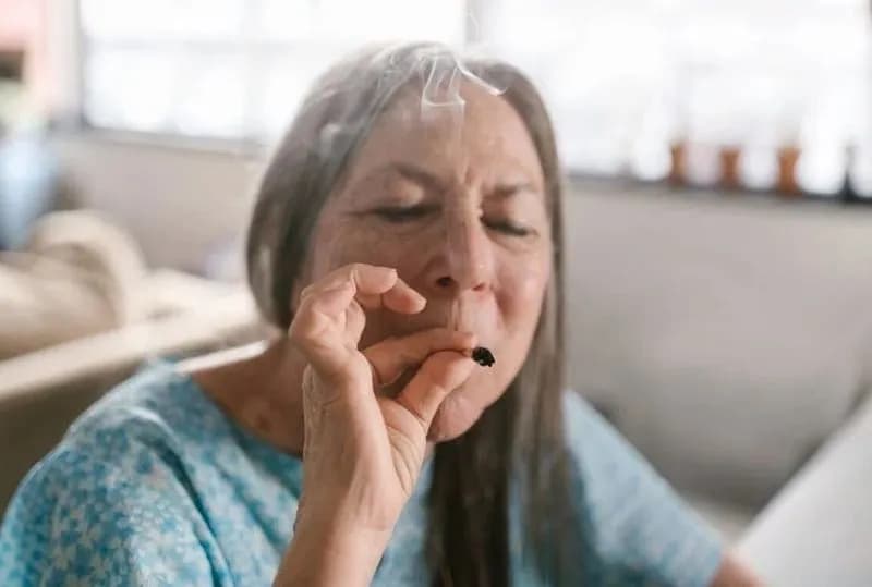 TERZA ETA' - I nonni americani? Anziani che si fanno le canne