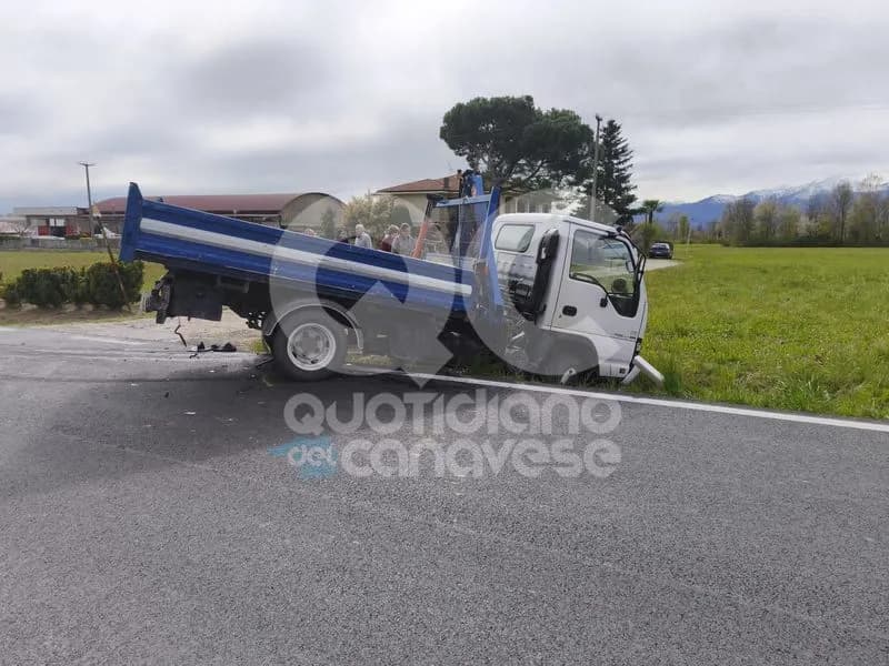 BAIRO-AGLIE' - Scontro furgone-suv sulla provinciale - FOTO