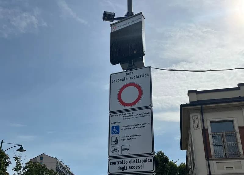 CHIVASSO - Ztl davanti alle scuole, da oggi telecamere accese e multe di 168 euro