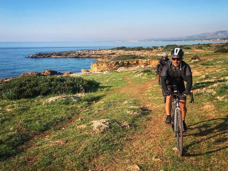 TEMPO LIBERO - L’Italia riscopre il viaggio lento su due ruote