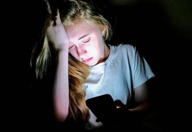 PSICOLOGIA - Doomscrolling, quando le brutte notizie diventano dipendenza