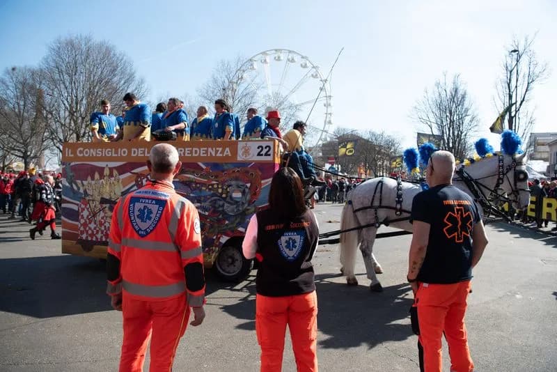 IVREA - Sicurezza sanitaria al carnevale, ci ha pensato la Pubblica Assistenza Anpas Ivrea Soccorso con più di 80 volontari - FOTO