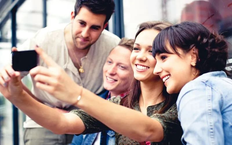 SOCIAL - Troppi millennial condividono informazioni personali