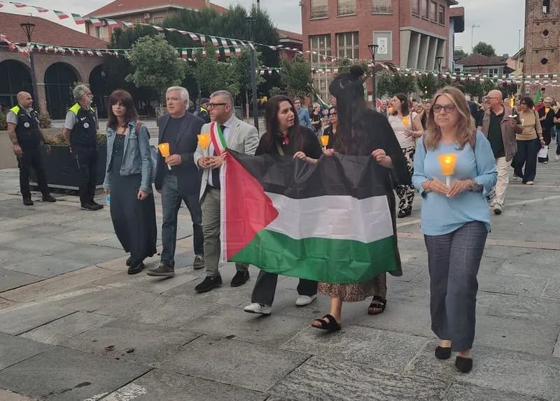 LEINI - In piazza per Gaza: «Non si può restare in silenzio di fronte al genocidio» - FOTO