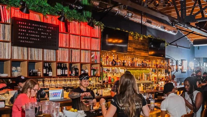 TREND – I listening bar, fra cocktail e vinili