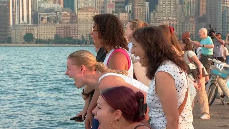 SOCIETA' - La domenica sera in riva al lago, per piangere e urlare tutti insieme