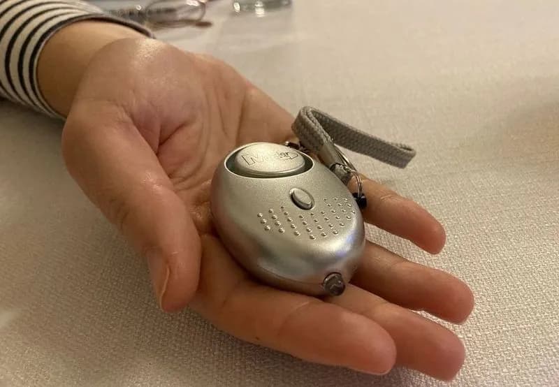 SOCIETA' - A Metz, in Francia, il Comune fornisce portachiavi antiaggressione