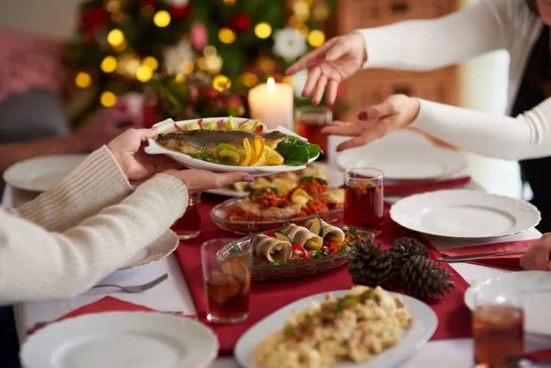 FESTIVITA' - Natale e Capodanno nel carrello: quanto costano le feste (e come evitare stangate)