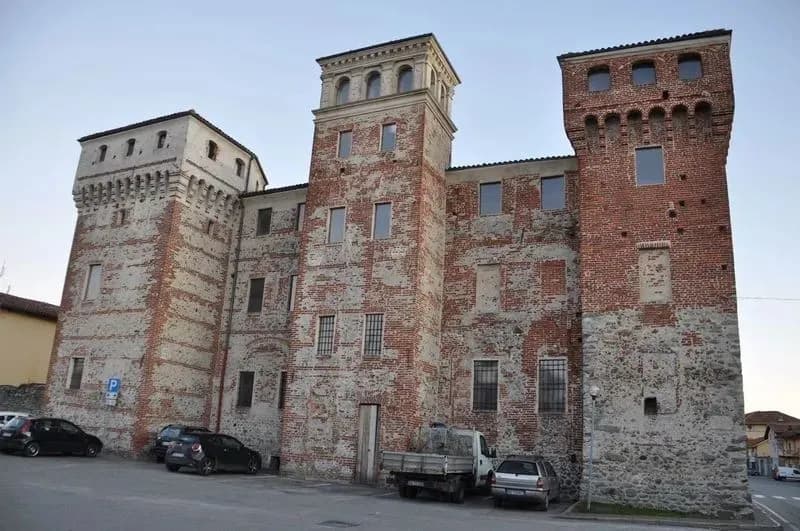 OZEGNA - Continuano i lavori di restauro del Castello, il sindaco: «Vogliamo renderlo nuovamente vivo e fruibile a tutti»