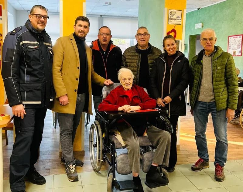 OZEGNA - Sindaco e amministratori comunali hanno fatto gli auguri (di persona) a tutti gli over 90 del paese - FOTO
