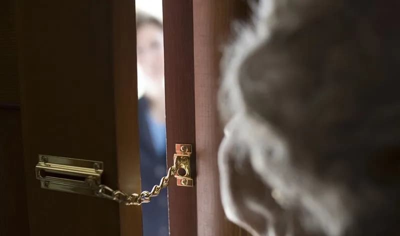 RIVARA - «Mamma sta male, l'unica speranza è un'operazione che costa 7000 euro». Ma è una truffa: pensionata derubata