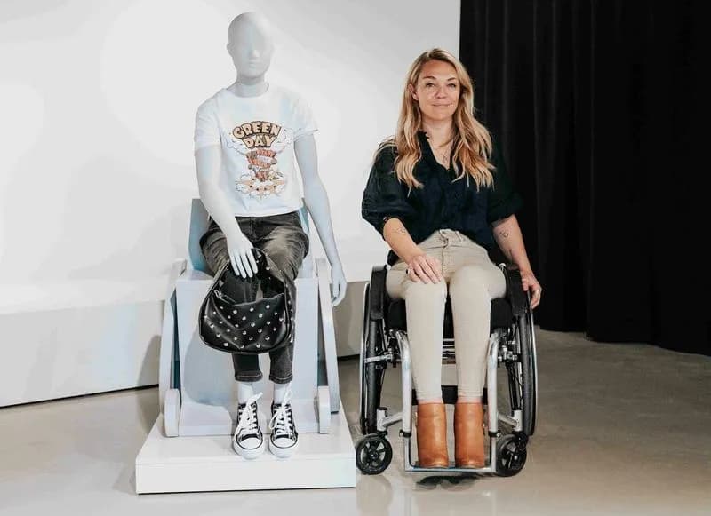 GLAMOUR – Sophie, il primo manichino sulla sedia a rotelle