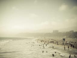 I danni all'interno di una delle abitazioni colpite