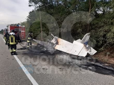 MAZZE' - Aereo ultraleggero precipita sulla provinciale e prende fuoco: salve le due persone a bordo