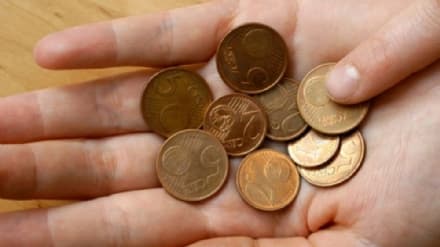 PAVONE - Col trucco delle monetine le rubano la borsa dall'auto: ladri in azione