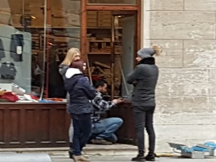 CUORGNE' - Furto nel negozio di intimo: i ladri rubano mutande