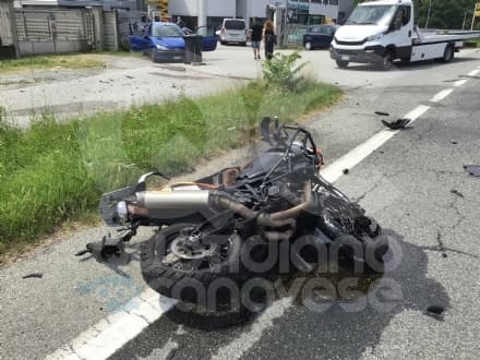 VALPERGA - Schianto sulla 460: motociclista in prognosi riservata. Grave anche il figlio 15enne - FOTO e VIDEO