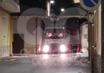 FAVRIA - Sbaglia strada con il camion e abbatte il balcone di una casa in via Bertano - FOTO