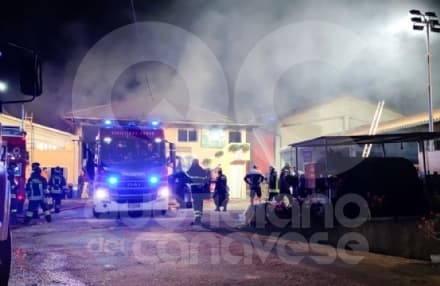 CASTELLAMONTE - Incendio cascinale, vigili del fuoco al lavoro tutta la notte. Tre capi di bestiame morti - FOTO e VIDEO