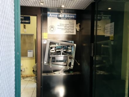 CUORGNÈ - Esplosione nella notte: assalto al bancomat della Sella in pieno centro - FOTO