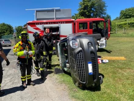 AGLIE' - Incidente in frazione Santa Maria, auto ruote all'aria: una donna ferita - FOTO