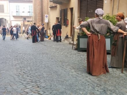 AGLIÈ - Il paese si trasforma in un set cinematografico per le riprese della fiction Mediaset - FOTO