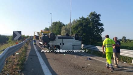 CASELLE - Furgone si ribalta allo svincolo della 460 - FOTO