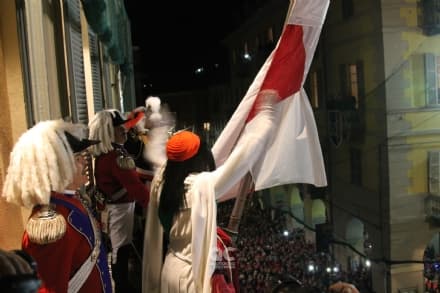 STORICO CARNEVALE DI IVREA - E' il giorno della Vezzosa Mugnaia. Giovedì grasso: 15 mila persone nelle strade