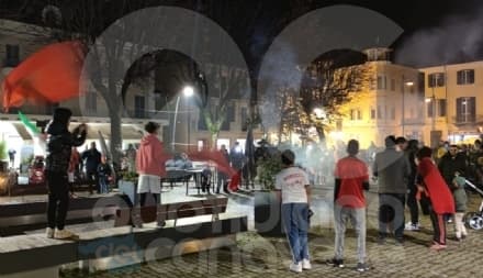 RIVAROLO CANAVESE - Marocco in semifinale ai mondiali, esplode la festa in centro: caroselli e bandiere - FOTO e VIDEO