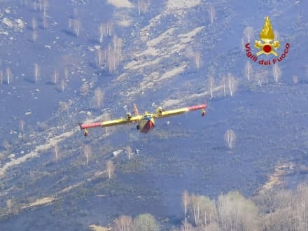 INCENDI IN VALCHIUSELLA - Un Canadair e un elicottero Erickson in azione per limitare l'estensione delle fiamme - FOTO e VIDEO