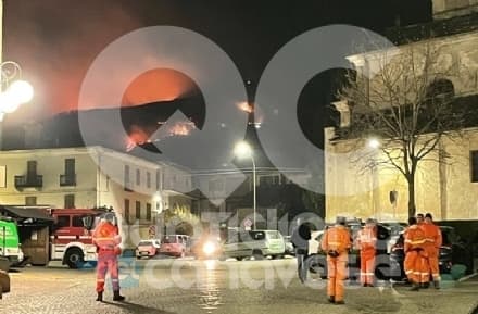 INCENDI IN VALCHIUSELLA - Nottata di paura a Rueglio, vigili del fuoco e Aib a protezione delle baite - FOTO