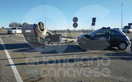 CHIVASSO - Brutto incidente, auto si ribalta in mezzo alla strada: due donne ferite