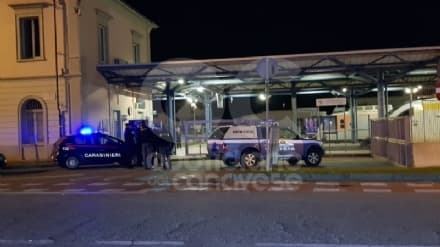 RIVAROLO - Scatta l'allarme bomba per uno zaino abbandonato sul treno: gli artificieri lo hanno fatto brillare - FOTO