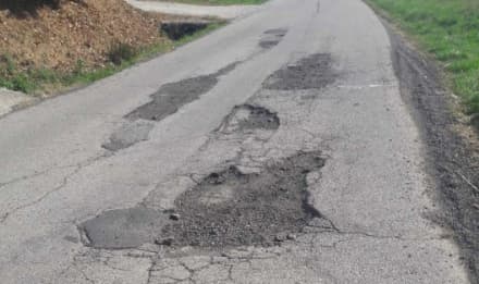 RIVARA - Cade con la bici in una buca dell'asfalto: femore rotto