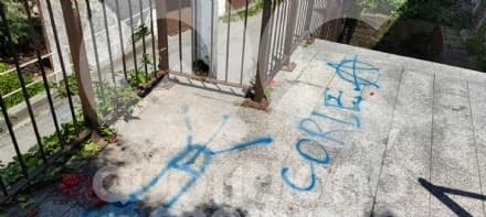 CUORGNE' - Vandali di nuovo in azione, scritte e insulti sulla scalinata di piazza Pietro Azario - FOTO