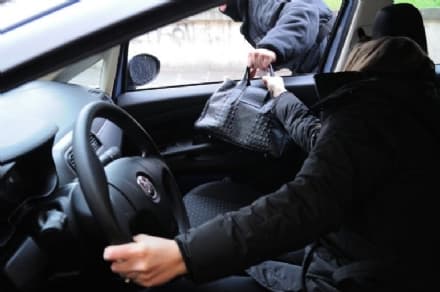 IVREA - Passanti inseguono il ladro e sventano uno scippo