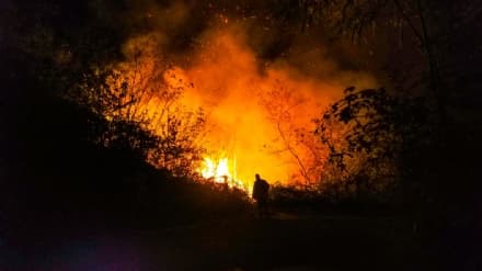 QUASSOLO - Ancora incendi nella notte: boschi a fuoco. Intervento dei pompieri - FOTO