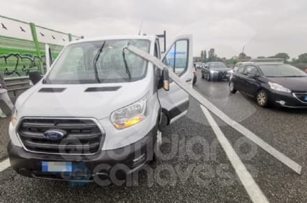 TANGENZIALE TORINO - Furgone colpito da una sbarra di metallo persa da un camion: ferito autista 43enne di Bosconero - FOTO