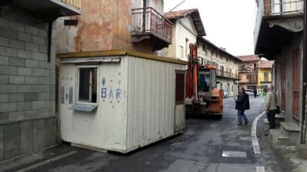 VALPERGA - Paura in centro: camion perde il carico - FOTO