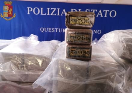 BRANDIZZO - La polizia sequestra 300 chili di droga: due italiani arrestati. Sui pacchi di hashish il volto di Pablo Escobar - FOTO e VIDEO