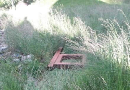 ALPETTE - Idioti abbattono la bacheca per la segnaletica