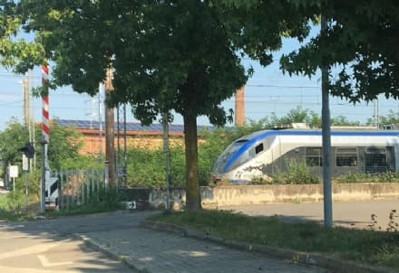 STRAMBINO - Passaggio a livello aperto: il treno passa lo stesso...