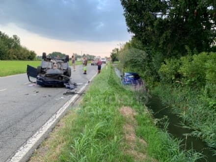 CASELLE - Scontro fra due auto: una Dacia ribaltata ed una donna in ospedale
