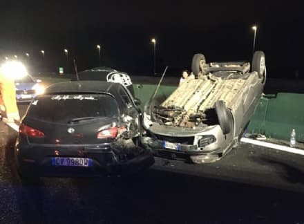 CHIVASSO - Investito da un'auto pirata mentre presta soccorso su un incidente: due feriti sull'autostrada Torino-Milano