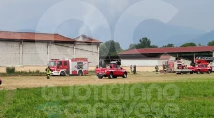 CASTELLAMONTE - Incendio cascina, 1800 metri quadri di superficie attaccata dalle fiamme. In salvo un centinaio di mucche - FOTO e VIDEO